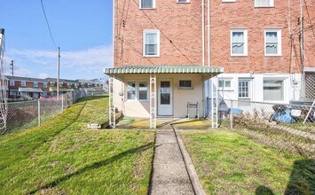 1935 Searles Rd in Dundalk, MD - Foto de edificio - Building Photo