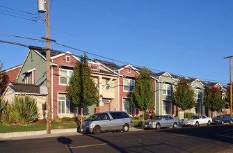 Victory Townhomes in Sacramento, CA - Foto de edificio - Building Photo