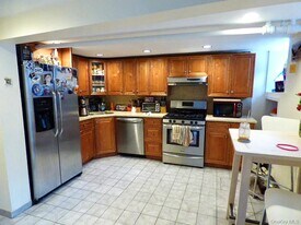 21-37-37 36th St in Queens, NY - Building Photo