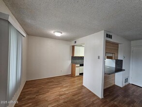 5446 W Sheena Dr in Glendale, AZ - Building Photo - Building Photo