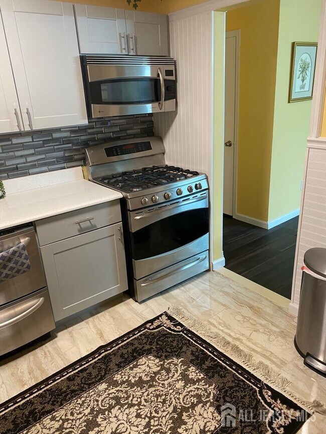 429 College Dr in Edison, NJ - Building Photo - Building Photo