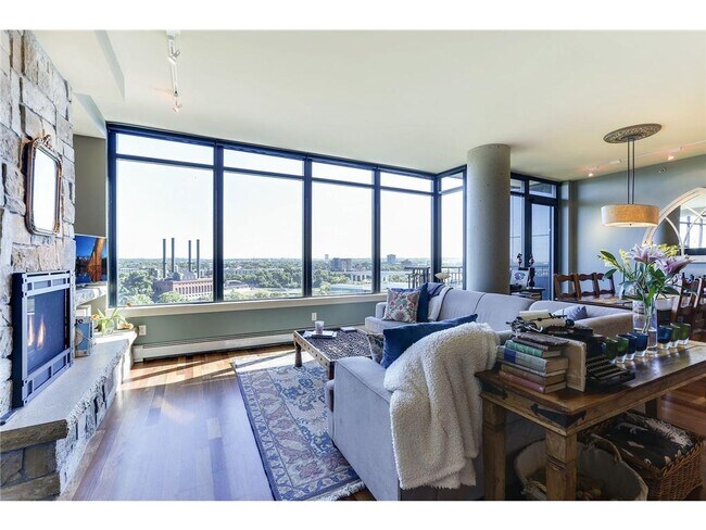 215 10th Ave S in Minneapolis, MN - Foto de edificio - Building Photo
