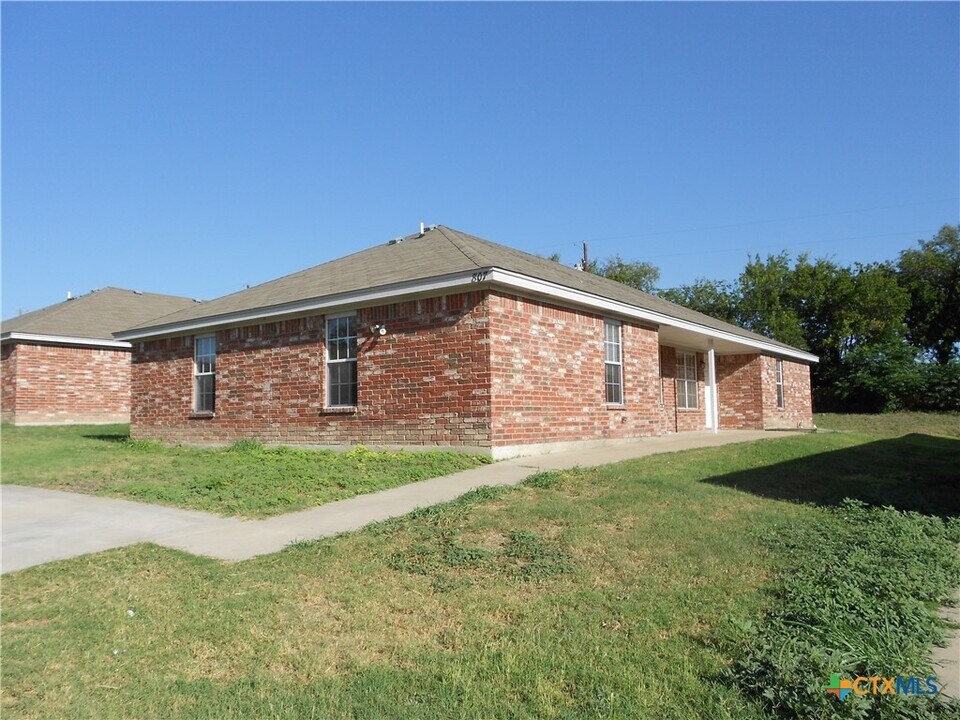 1001 N Hackberry St in Lampasas, TX - Building Photo