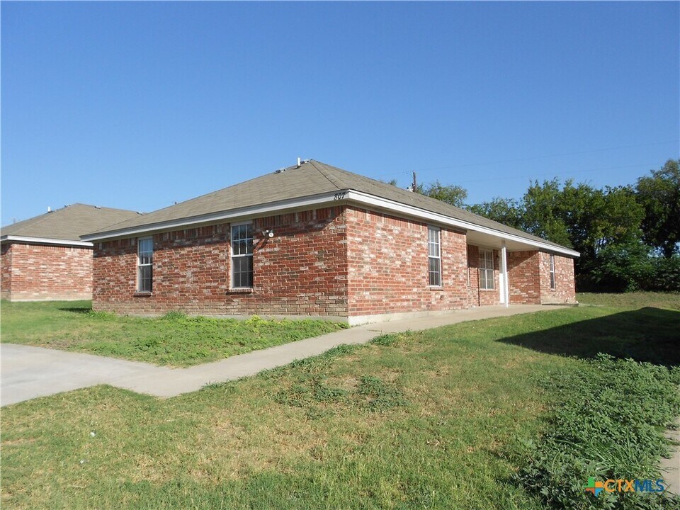 1001 N Hackberry St in Lampasas, TX - Foto de edificio