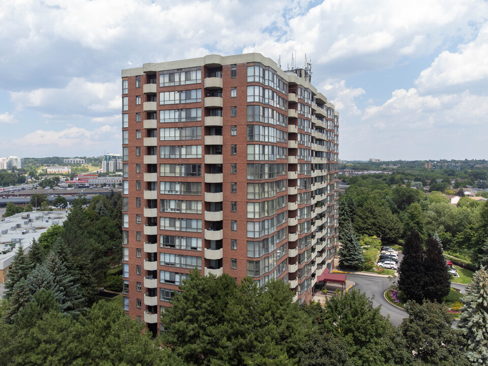 100 Observatory Ln in Richmond Hill, ON - Building Photo