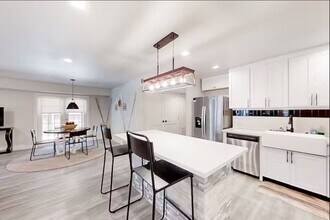 6325 Riverview Way in Houston, TX - Foto de edificio - Building Photo