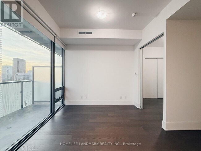 50 Charles St E in Toronto, ON - Building Photo - Building Photo