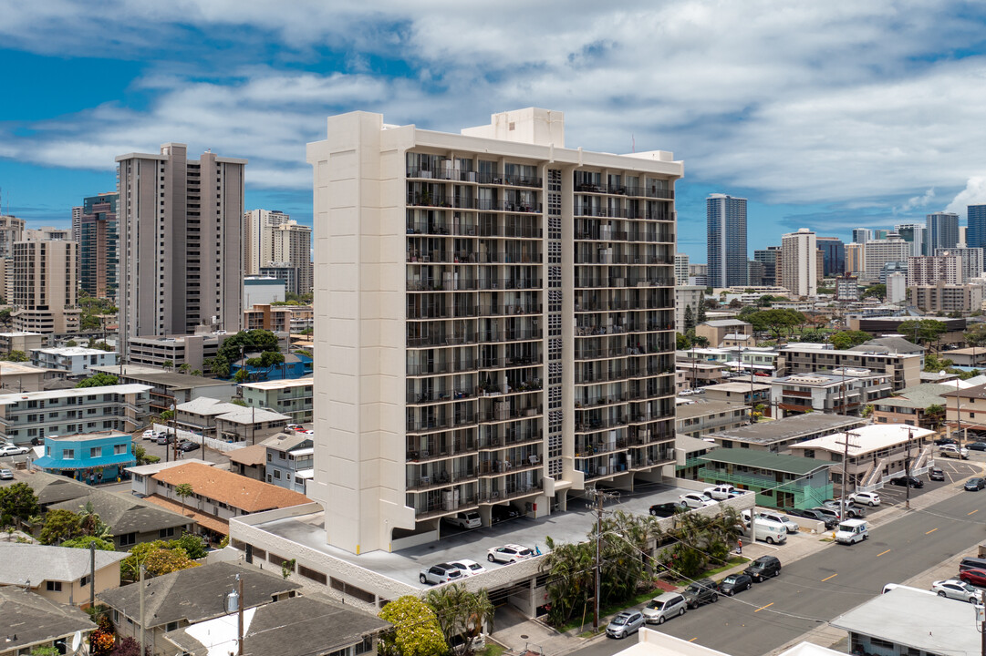 McCully Villa in Honolulu, HI - Building Photo