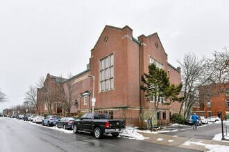 743 E 4th St, Unit 205 in Boston, MA - Foto de edificio - Building Photo