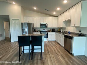 1186 Dania Cir in Palm Bay, FL - Foto de edificio - Building Photo