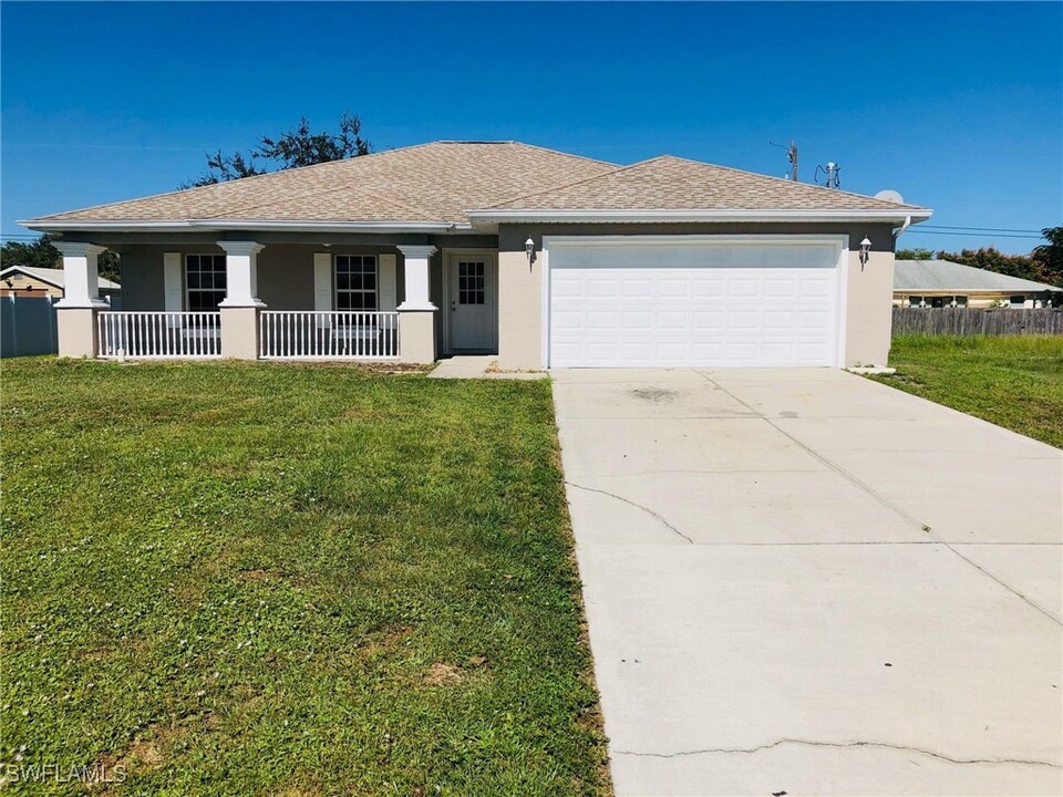 2305 NE 26th St in Cape Coral, FL - Foto de edificio