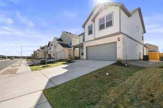 1605 Holly Lk Dr in Leander, TX - Building Photo - Building Photo