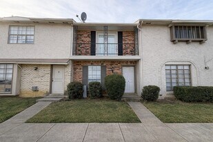 16 Hill Top Ln in Grand Prairie, TX - Building Photo