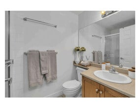 1128-1128 Sunset Dr in Kelowna, BC - Building Photo - Building Photo