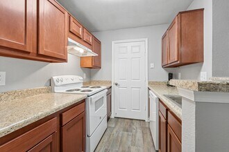 Glen Ridge Commons Apartments in Woodbridge, VA - Foto de edificio - Building Photo
