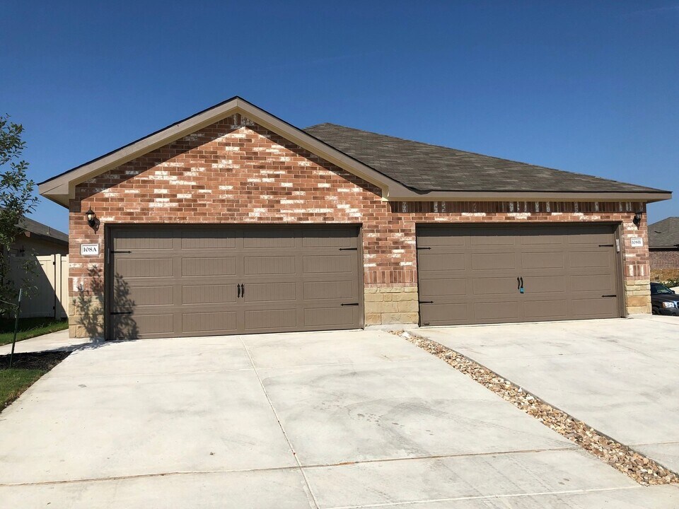 108 Samuel Dr in Mustang Ridge, TX - Building Photo