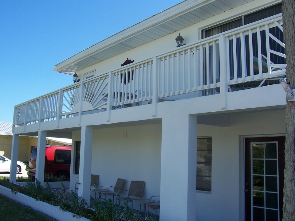 245 Palm Ln, Unit 2 in Cocoa Beach, FL - Foto de edificio