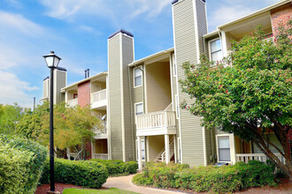 Arbors of Century Center in Memphis, TN - Building Photo - Building Photo