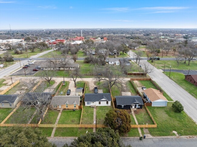 1209 N 6th St in Waco, TX - Foto de edificio - Building Photo