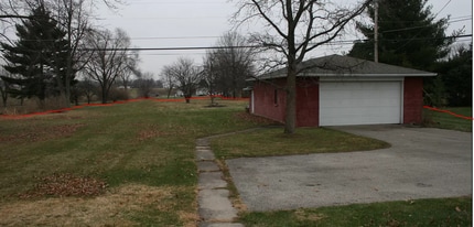 235 Woodlawn Dr, Unit 233 in Tipp City, OH - Building Photo - Building Photo