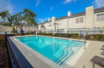 306 Wilcrest Dr in Houston, TX - Building Photo - Building Photo