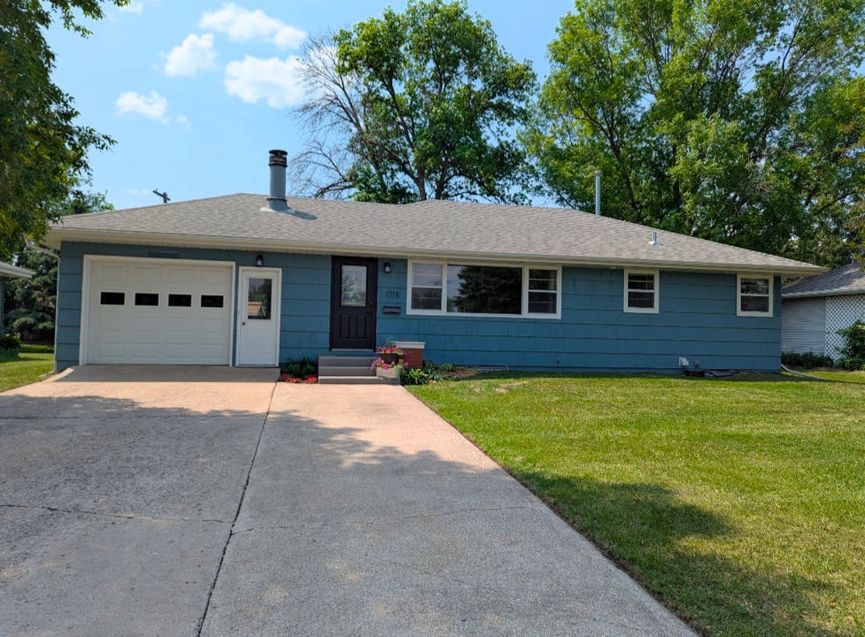 1715 N Front St in Crookston, MN - Building Photo