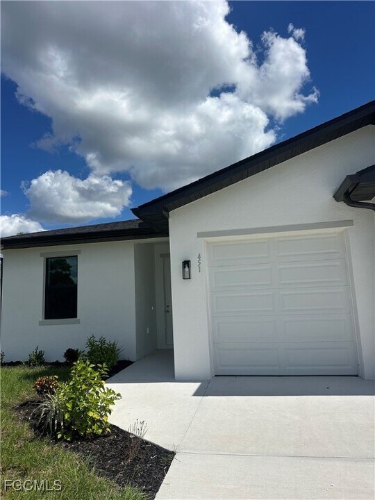 451 Bell Blvd in Lehigh Acres, FL - Building Photo