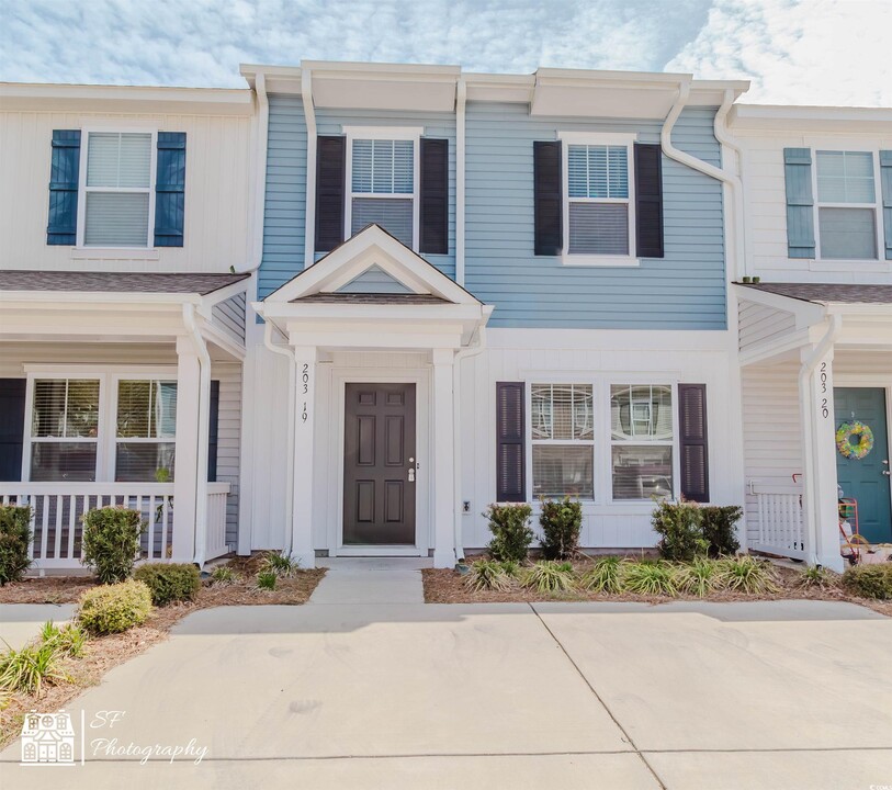 203 Banbury Ln in Little River, SC - Foto de edificio