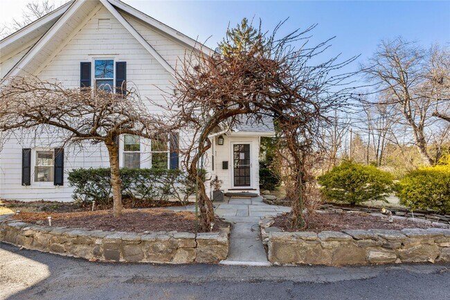 7 Pine Ln in Rye, NY - Building Photo - Building Photo