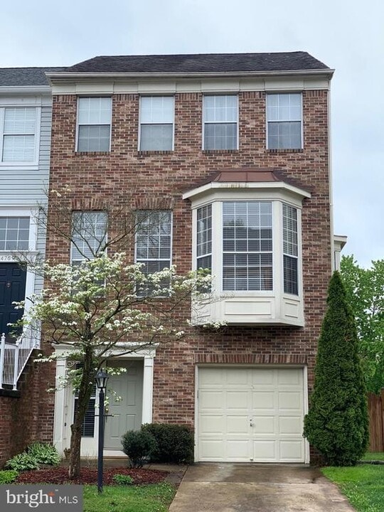 47692 Sandbank Square in Sterling, VA - Building Photo