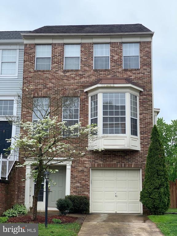 property at 47692 Sandbank Square