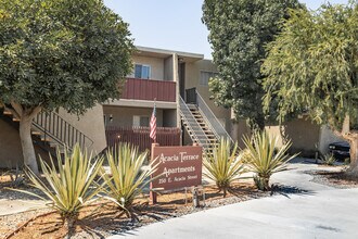 250 E Acacia St. in Brea, CA - Foto de edificio - Building Photo