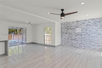 7913 NW 72nd Ave in Tamarac, FL - Foto de edificio - Building Photo