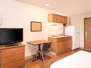 Furnished Studio in Mobile, AL - Foto de edificio - Building Photo