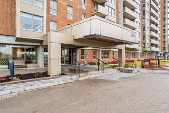 Le Sans Soucy in St-Lambert, QC - Building Photo - Building Photo