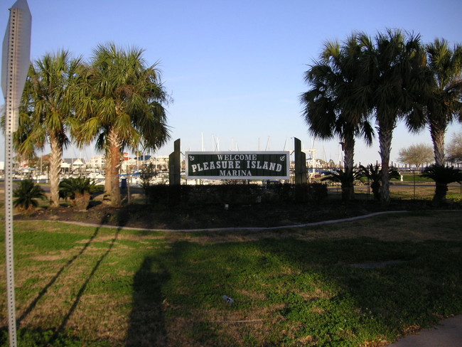 Pleasure Island Condos in Port Arthur, TX - Foto de edificio - Building Photo