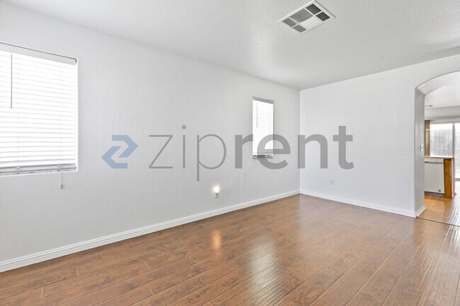 2005 Rose Coral Ave in Las Vegas, NV - Building Photo - Building Photo