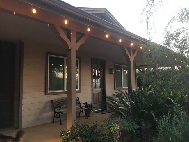 12743 Larchmont St in Poway, CA - Foto de edificio - Building Photo