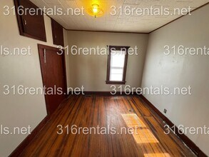 513 Locust St in Halstead, KS - Building Photo - Building Photo