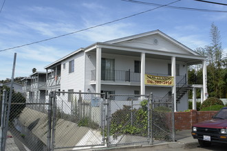 Colonial Manor Apartments in Castro Valley, CA - Building Photo - Building Photo