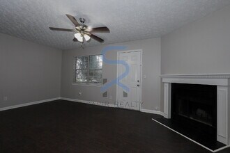 7215 Crestside Dr in Austell, GA - Foto de edificio - Building Photo