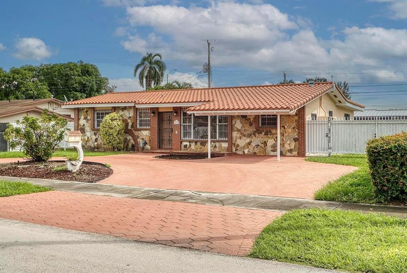 1030 W 53rd Terrace in Hialeah, FL - Building Photo