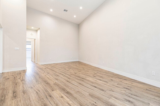 9168 Morehart Ave in Pacoima, CA - Foto de edificio - Building Photo