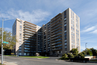 Parkway Towers in Kansas City, MO - Building Photo - Building Photo