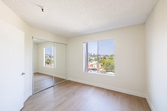 Chateau Regent Apartments in North Hollywood, CA - Foto de edificio - Building Photo