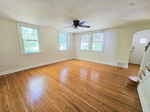 738 E Railroad Ave in Bryn Mawr, PA - Foto de edificio - Building Photo