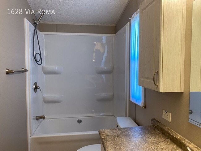 1628 Via Roma Dr in Memphis, TN - Building Photo - Building Photo