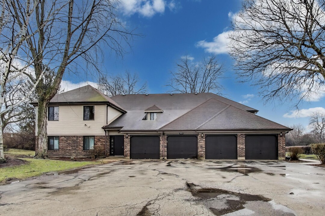 825 WATERVIEW Cir in Vernon Hills, IL - Building Photo