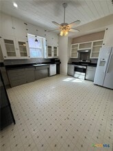 619 E Donegan St in Seguin, TX - Building Photo - Building Photo