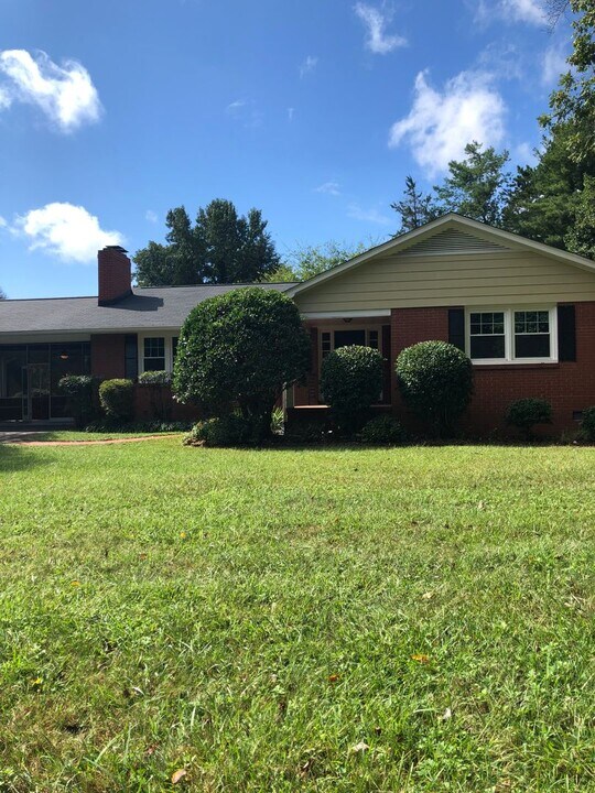 3224 Robinhood Rd in Winston-Salem, NC - Building Photo